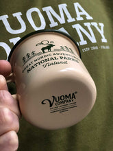 Lataa kuva Galleria-katseluun, Luonnonvalkoinen emalimuki metsänvihreällä hirvi national parks finland ja vuoma painatuksella takana vihreä vuoma svetari
