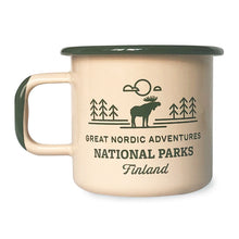 Lataa kuva Galleria-katseluun, Luonnonvalkoinen emalimuki metsänvihreällä hirvi national parks finland painatuksella